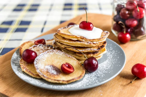 Tatlı meyveler ve meyve ile krep