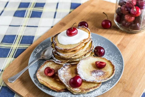 Pancake manis dengan buah berry dan buah-buahan — Stok Foto