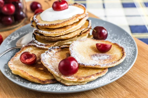 Pancake manis dengan buah berry dan buah-buahan — Stok Foto