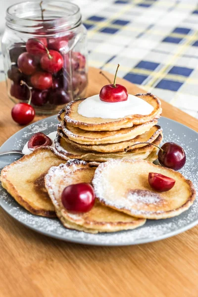 Panqueques dulces con bayas y frutas — Foto de Stock