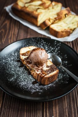 Ev yapımı armut pasta ahşap arka plan üzerinde