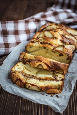 Ev yapımı armut pasta ahşap arka plan üzerinde