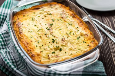 Etli börek ahşap arka plan üzerinde