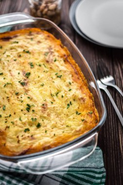 Etli börek ahşap arka plan üzerinde