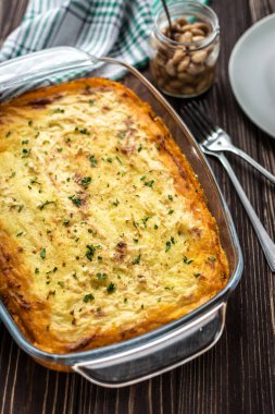 Etli börek ahşap arka plan üzerinde