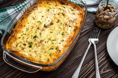 Etli börek ahşap arka plan üzerinde