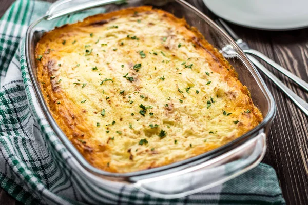 Etli börek ahşap arka plan üzerinde