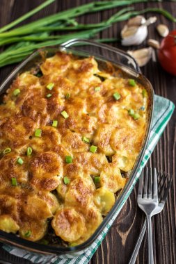 Patates güveç et ve ahşap arka plan üzerinde mantar ile