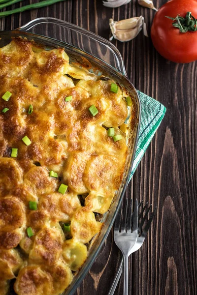 Casserole Pommes Terre Avec Viande Champignons Sur Fond Bois — Photo