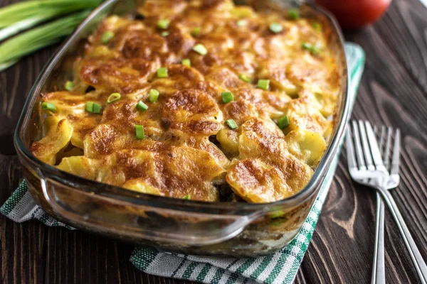 Patates güveç et ve ahşap arka plan üzerinde mantar ile