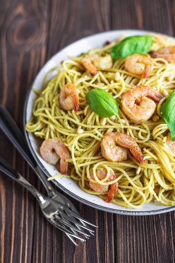 Karides ve fesleğenli deniz mahsullü makarna. Pesto soslu makarna 