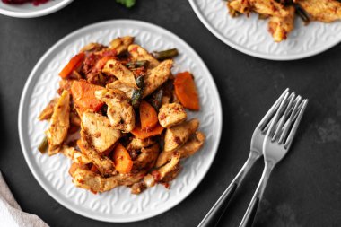 Lezzetli taze sebze salatası tabağı domates, biber, havuç, fasulye ve tavuk göğsü. Kızarmış tavuk eti, salatalı fileto. Sağlıklı yiyecekler. Diyet yemeği ya da öğle yemeği menüsü. Salata tabağı masada. Yukarıdan görüntüle