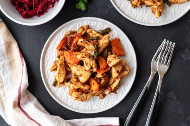 Lezzetli taze sebze salatası tabağı domates, biber, havuç, fasulye ve tavuk göğsü. Kızarmış tavuk eti, salatalı fileto. Sağlıklı yiyecekler. Diyet yemeği ya da öğle yemeği menüsü. Salata tabağı masada. Yukarıdan görüntüle