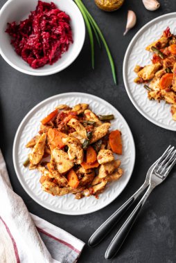 Lezzetli taze sebze salatası tabağı domates, biber, havuç, fasulye ve tavuk göğsü. Kızarmış tavuk eti, salatalı fileto. Sağlıklı yiyecekler. Diyet yemeği ya da öğle yemeği menüsü. Salata tabağı masada. Yukarıdan görüntüle