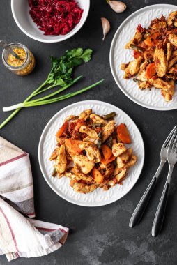 Lezzetli taze sebze salatası tabağı domates, biber, havuç, fasulye ve tavuk göğsü. Kızarmış tavuk eti, salatalı fileto. Sağlıklı yiyecekler. Diyet yemeği ya da öğle yemeği menüsü. Salata tabağı masada. Yukarıdan görüntüle