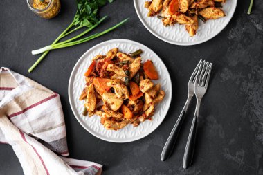 Lezzetli taze sebze salatası tabağı domates, biber, havuç, fasulye ve tavuk göğsü. Kızarmış tavuk eti, salatalı fileto. Sağlıklı yiyecekler. Diyet yemeği ya da öğle yemeği menüsü. Salata tabağı masada. Yukarıdan görüntüle