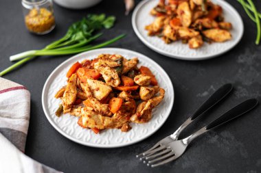 Lezzetli taze sebze salatası tabağı domates, biber, havuç, fasulye ve tavuk göğsü. Kızarmış tavuk eti, salatalı fileto. Sağlıklı yiyecekler. Diyet yemeği ya da öğle yemeği menüsü. Salata tabağı masada. Yukarıdan görüntüle