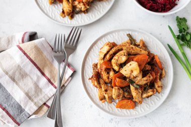 Lezzetli taze sebze salatası tabağı domates, biber, havuç, fasulye ve tavuk göğsü. Kızarmış tavuk eti, salatalı fileto. Sağlıklı yiyecekler. Diyet yemeği ya da öğle yemeği menüsü. Salata tabağı masada. Yukarıdan görüntüle