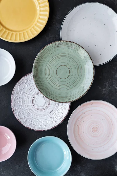 一套木制底座上干净的瓷瓷陶器 彩色碗 顶部视图 — 图库照片