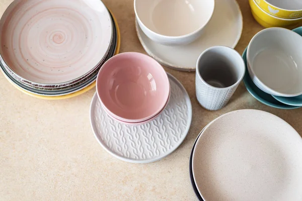 Set Aus Sauberem Pastell Keramik Geschirr Auf Holzgrund Farbschalen Geschirr — Stockfoto