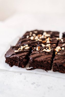 Beyaz arka planda fındıklı çikolatalı kek.