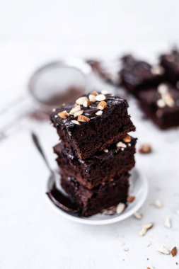 Beyaz arka planda fındıklı çikolatalı kek.