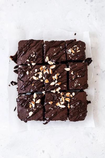 Beyaz arka planda fındıklı çikolatalı kek.