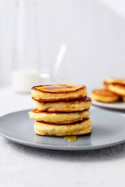 Pfannkuchen Stapelweise Pfannkuchen Mit Honig Auf Grauem Hintergrund Hausgemachtes Frühstück — Stockfoto