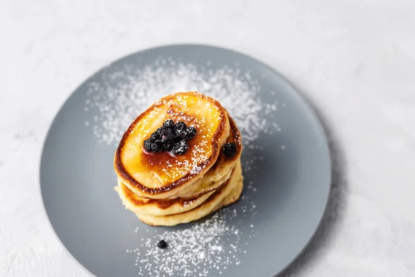 Panqueques Montón Panqueques Con Miel Sobre Fondo Gris Desayuno Casero — Foto de Stock