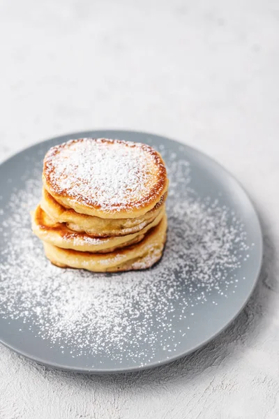 煎饼一堆堆薄饼加蜂蜜和灰色背景 自制早餐 — 图库照片