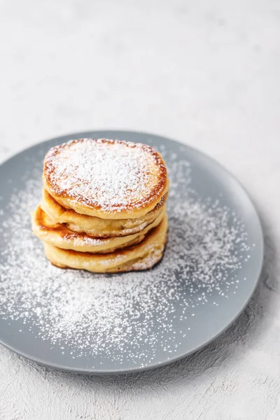 Panqueques Montón Panqueques Con Miel Sobre Fondo Gris Desayuno Casero — Foto de Stock