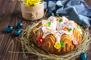 Paskalya pastası. Kırsal bir zeminde Kulich keki. Kutlama için pasta. Paskalya konsepti