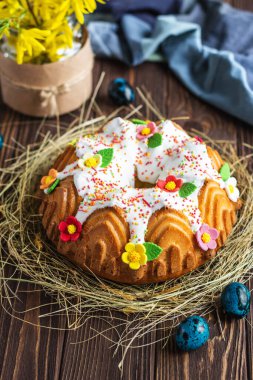 Paskalya pastası. Kırsal bir zeminde Kulich keki. Kutlama için pasta. Paskalya konsepti