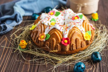 Paskalya pastası. Kırsal bir zeminde Kulich keki. Kutlama için pasta. Paskalya konsepti