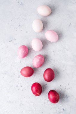 Beyaz arka planda pembe efektli zarif yumurtalar. Doğal ekolojik boyayla besin boyası