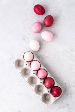Beyaz arka planda pembe efektli zarif yumurtalar. Doğal ekolojik boyayla besin boyası