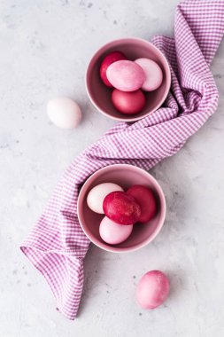 Beyaz arka planda pembe efektli zarif yumurtalar. Doğal ekolojik boyayla besin boyası