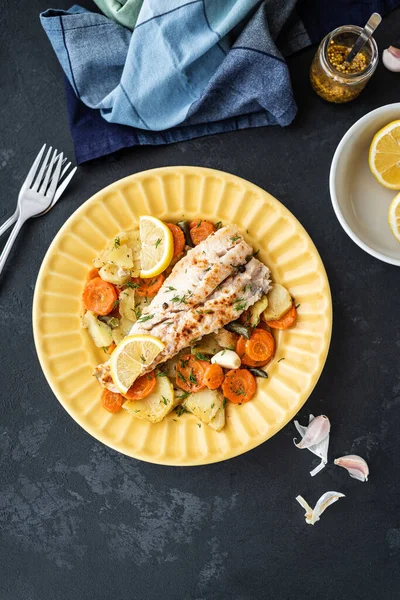 Ikan Hake Panggang Dalam Oven Dengan Sayuran Piring Kuning Dengan — Stok Foto