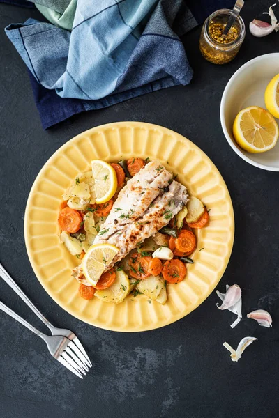 Ikan Hake Panggang Dalam Oven Dengan Sayuran Piring Kuning Dengan — Stok Foto