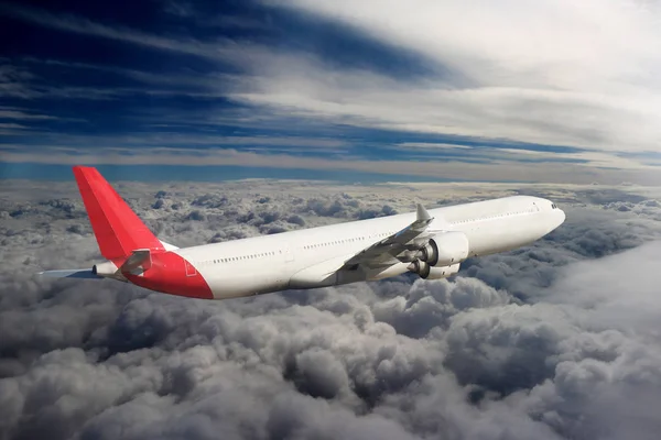 Vliegtuig in de hemelachtergrond vlucht reizen vervoer vliegtuig — Stockfoto