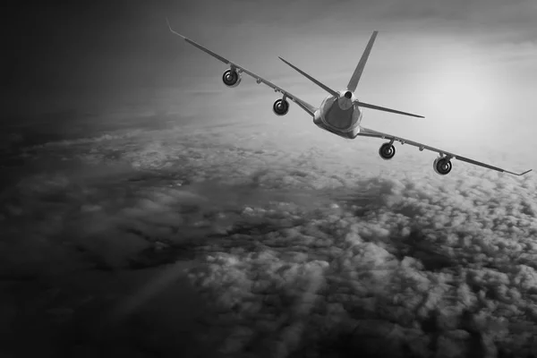 Letadlo v pozadí oblohy letu cestovní dopravní letadlo — Stock fotografie