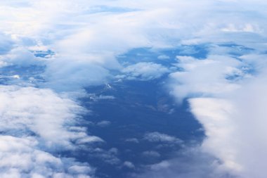 Bulutlar gördüm bir uçak, mavi güneş, toprak arka plan doğa manzara 