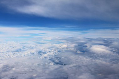 Bulutlar gördüm bir uçak, mavi güneş, toprak arka plan doğa manzara 