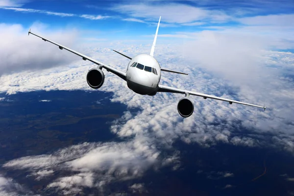 Avión en el cielo vuelo transporte avión de fondo — Foto de Stock