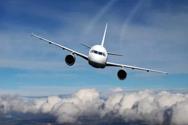 Avión en el cielo vuelo transporte avión de fondo — Foto de Stock