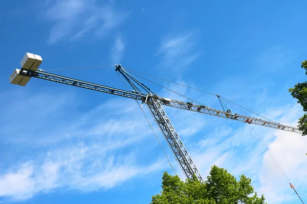 Crane sun built buildings and houses construction industry structure metal — Stock Photo, Image