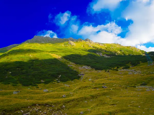 Natur Hügel Wasser Wälder grüne Wolken — Stockfoto