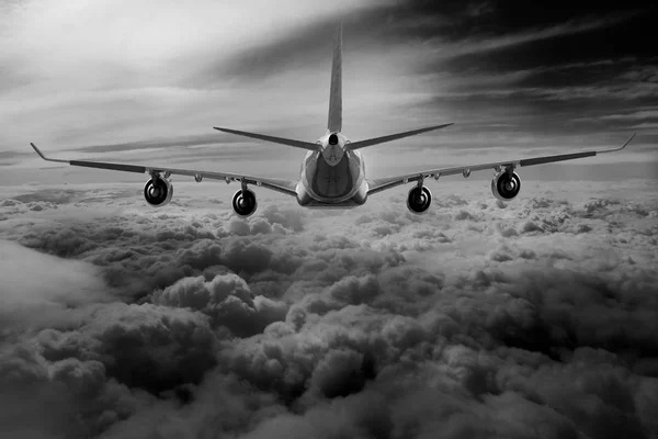Letadlo v sky flight cestování dopravní letadlo pozadí slunce — Stock fotografie