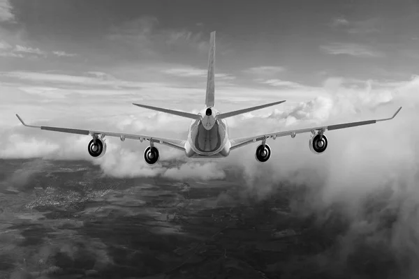 Avião no céu viagem de voo transporte avião fundo sol — Fotografia de Stock