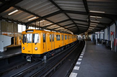 Sarı Tramvay, Berlin 'de U-Bahn treni. Nakliye aracı siyah beyaz renk.